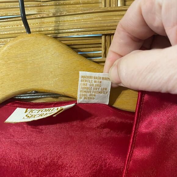 Vintage gold label Victoria’s Secret Red Satin Sheer Sleeve Button Blouse M/L - Picture 6 of 7